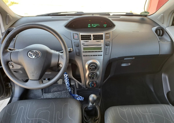 Toyota Yaris cena 15900 przebieg: 199000, rok produkcji 2009 z Zbąszyń małe 466